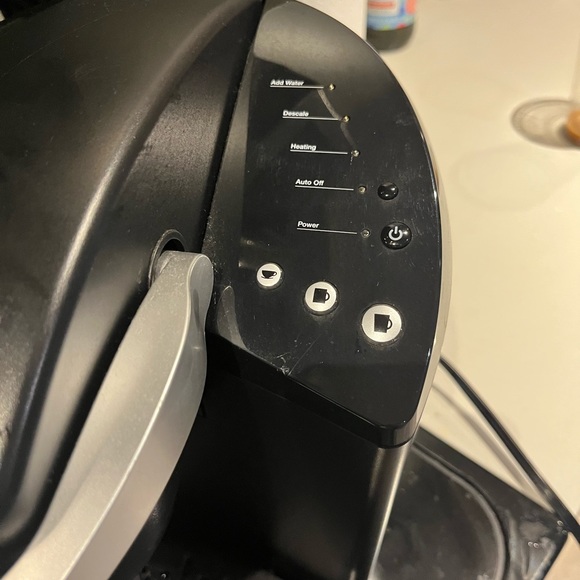 Keurig coffee maker, lightly used, 3 cup sizes and reusable kcup included - Picture 2 of 4